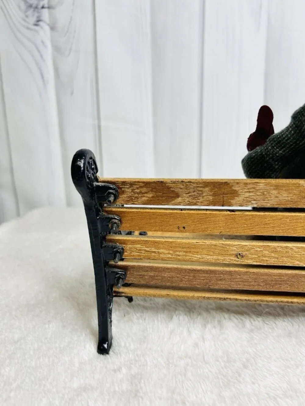 Byers Choice The Carolers Man Feeding Birds Cast Iron Park Bench Vintage 1997